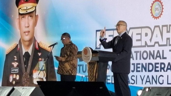 Sekjen ITUC Shoya Yoshida saat memberikan penghargaan kepada Kapolri Jenderal Listyo Sigit Prabowo di Indonesia Arena Gelora Bung Karno, Kamis (10/7/2025) foto: Rumondang Naibaho/detikcom